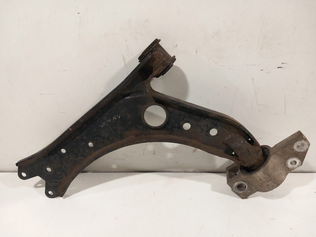Draagarm rechts voor Volkswagen Golf, Onderdelen@venauto.nl, Van der Ven Autorecycling B.V., Gebruikt, Ettenseweg 76, 4706 PB Roosendaal, The Netherlands