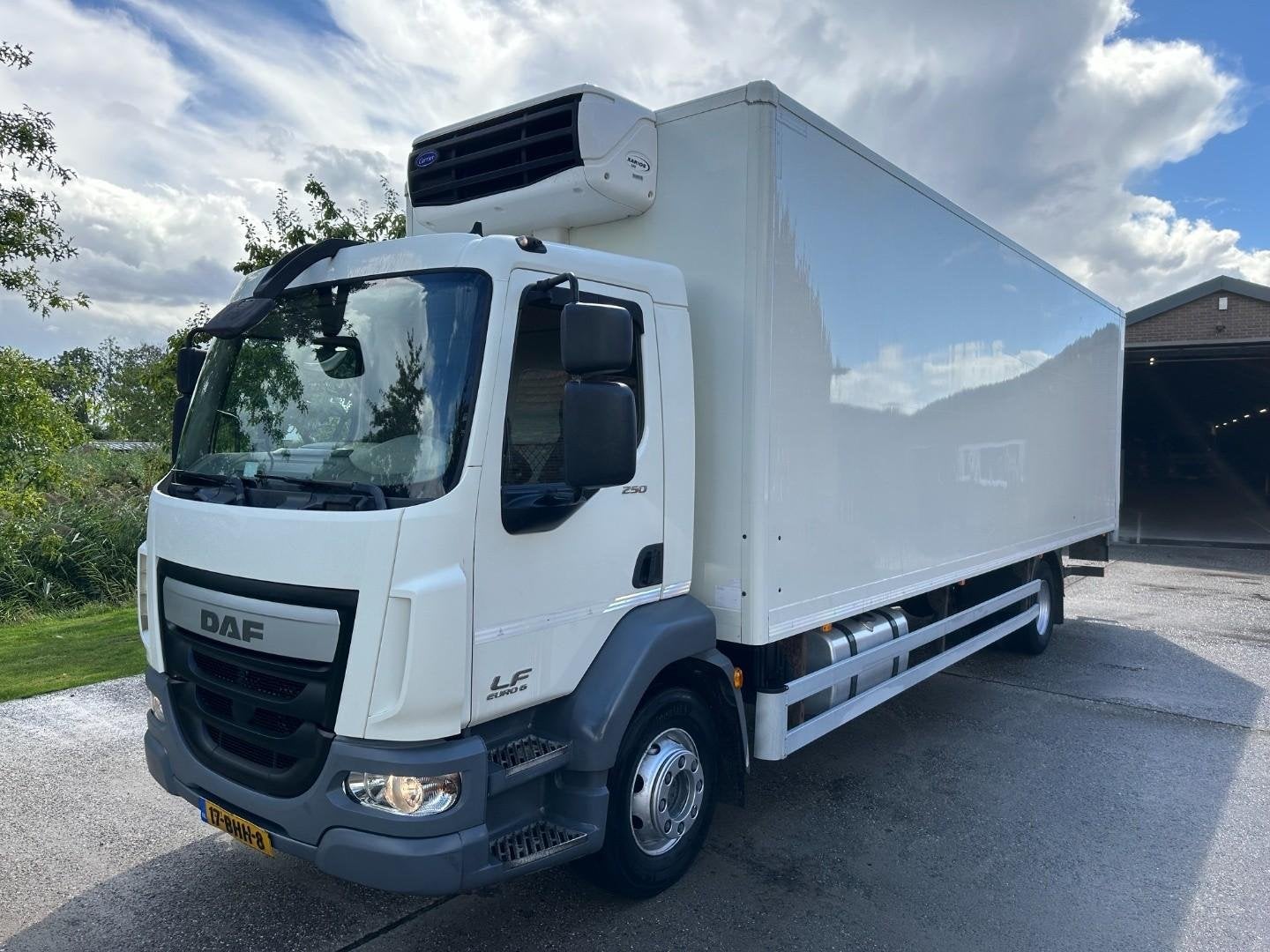DAF LF 250 FA / NL TRUCK / EURO 6 / CARRIER XARIOS 500 / 16, Auto's, Vrachtwagens, Automaat, Achterwielaandrijving, Euro 6, Wit
