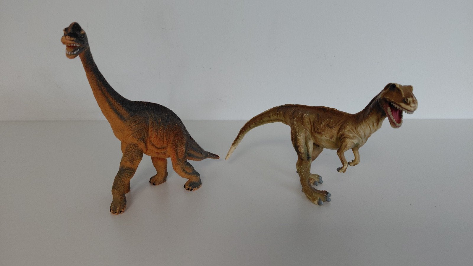 2 Dino's, Ophalen of Verzenden, Zo goed als nieuw, Paard, Beeldje of Figuurtje