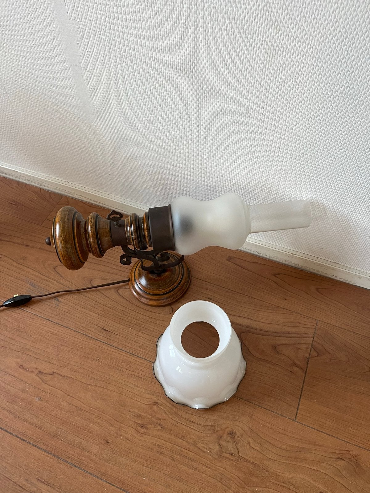 Vintage houten wandlamp met glazen kap, Antiek en Kunst, Ophalen of Verzenden