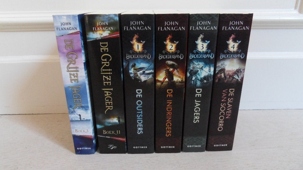 6x John Flanagan : De grijzer jager / Broederband 1 t/m 4, Ophalen of Verzenden, Gelezen, John Flanagan