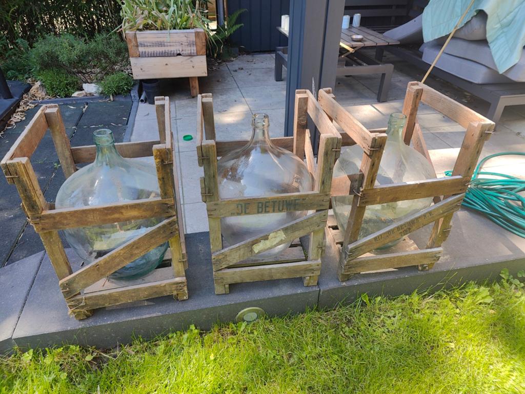 Vintage "De Betuwe"  gist/sap flessen in houten kratten, Ophalen
