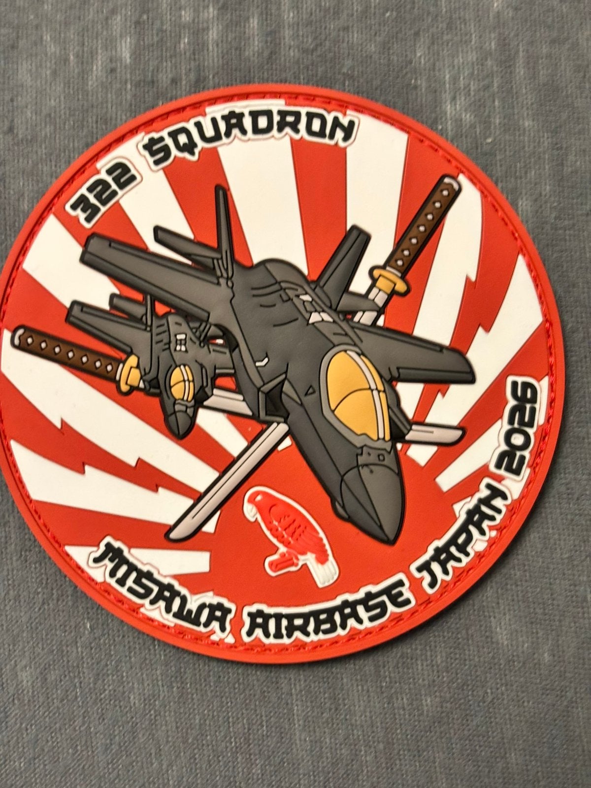 Pvc embleem 322 SQN japan 2026, Verzamelen, Militaria | Algemeen, Verzenden, Luchtmacht, Nederland, Embleem of Badge