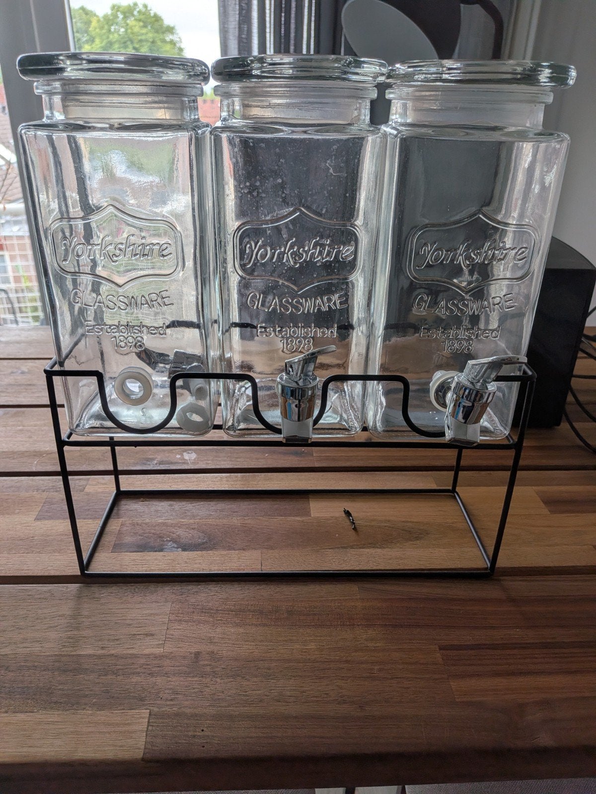 Yorkshire Glassware Drankdispenser met 3 flessen, Huis en Inrichting, Keuken | Keukenbenodigdheden, Ophalen, Overige merken, Glas