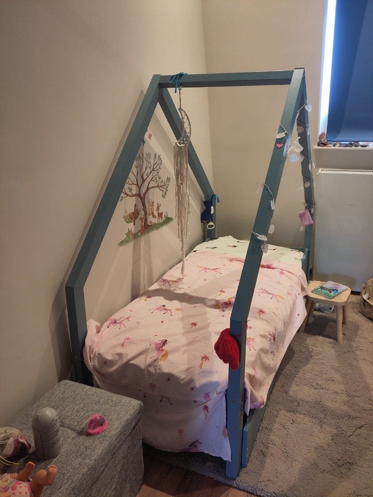 Massiefhouten bedhuisje van Petit Puk in blauw met matrasje, 70 tot 85 cm, 140 tot 160 cm, Zo goed als nieuw, Ophalen