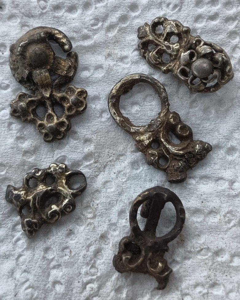 Set van 5 kledingsluitingen, 15e/16e eeuwse bodemvondst, Antiek en Kunst, Ophalen of Verzenden