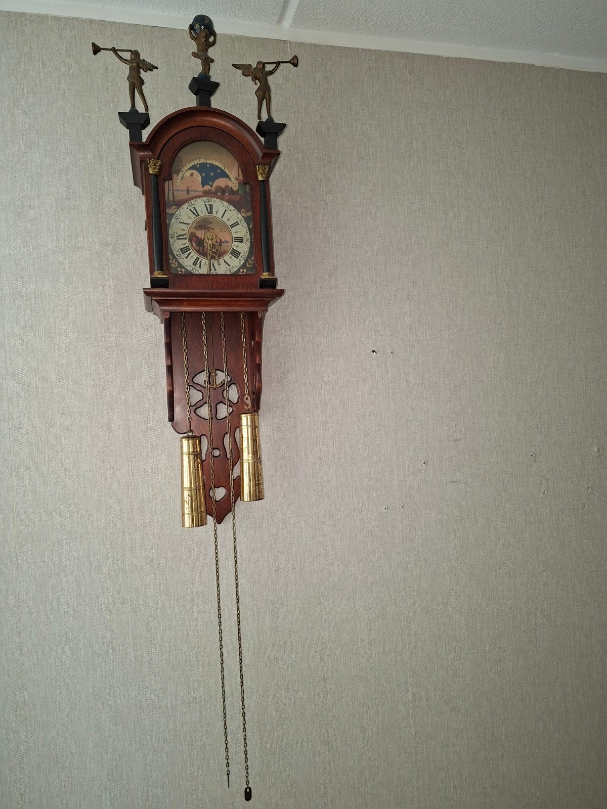 Antieke wandklok met gewichten en decoratieve figuren, Ophalen