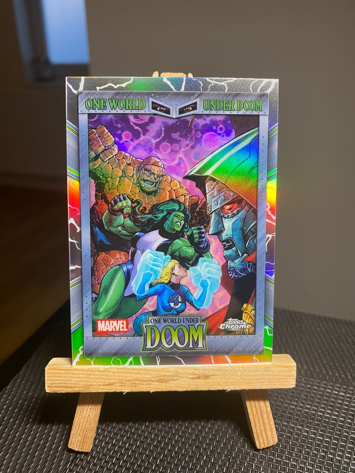One World Under Doom Refractor Topps Chrome Marvel 2026, Hobby en Vrije tijd, Verzamelkaartspellen | Overige, Ophalen of Verzenden