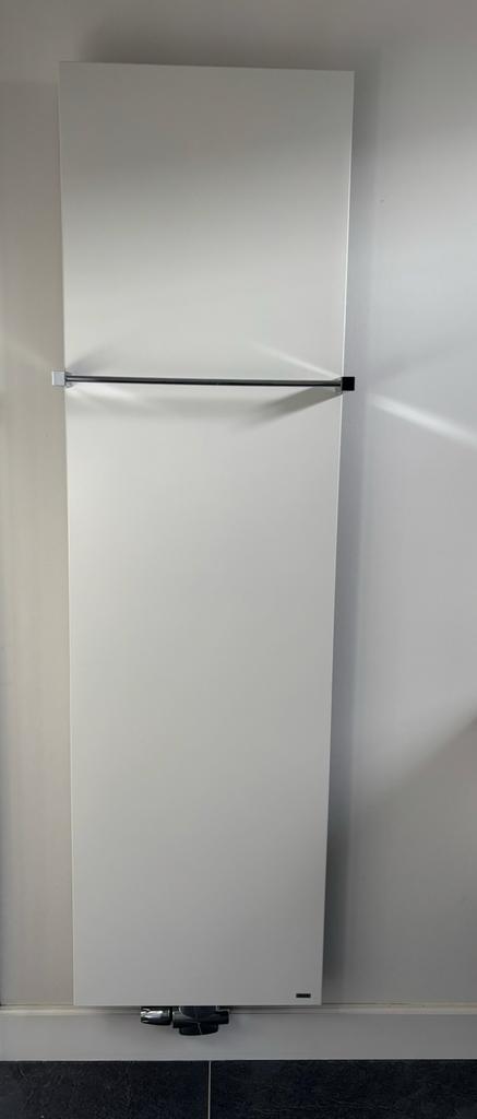 Vasco designradiator model Niva incl handsoekbeugel, Ophalen, Radiator, Minder dan 60 cm, Zo goed als nieuw