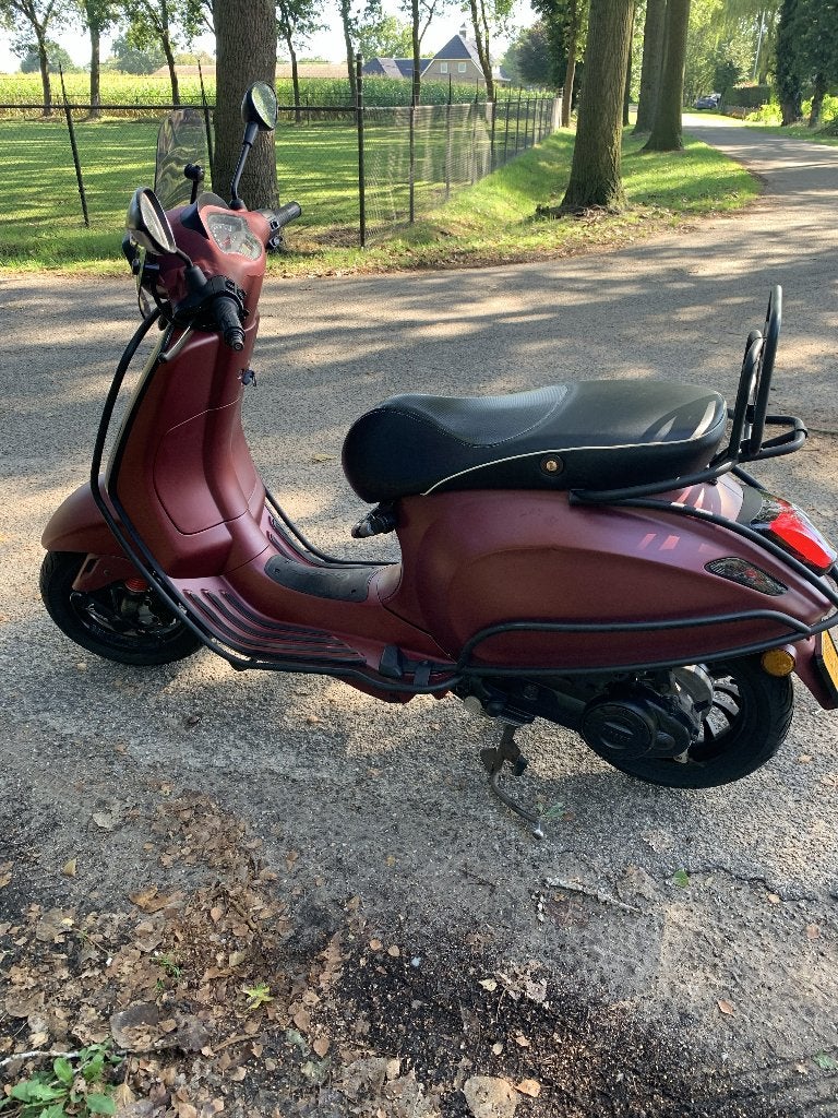 Vespa Sprint Custom 80cc Salsa Rossa zgst 2019 geel kenteken, Fietsen en Brommers, Ophalen, Maximaal 45 km/u, Vespa S, Zo goed als nieuw