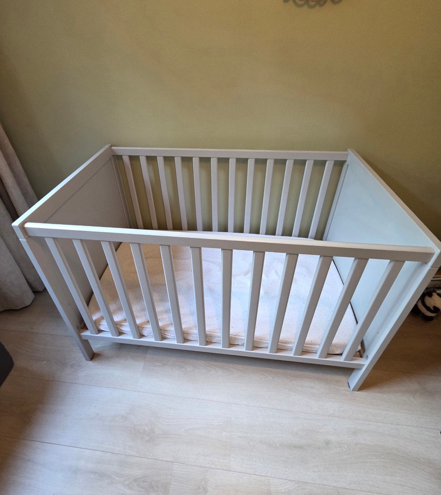 Lichtgrijs houten ledikant met matras, Ophalen, Gebruikt, Ledikant