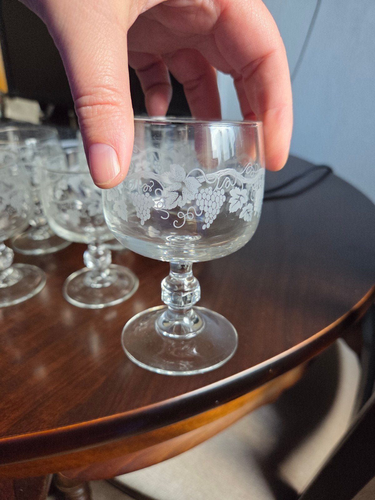 € 20,>> Vintage glazen met druiventros motief, Ophalen
