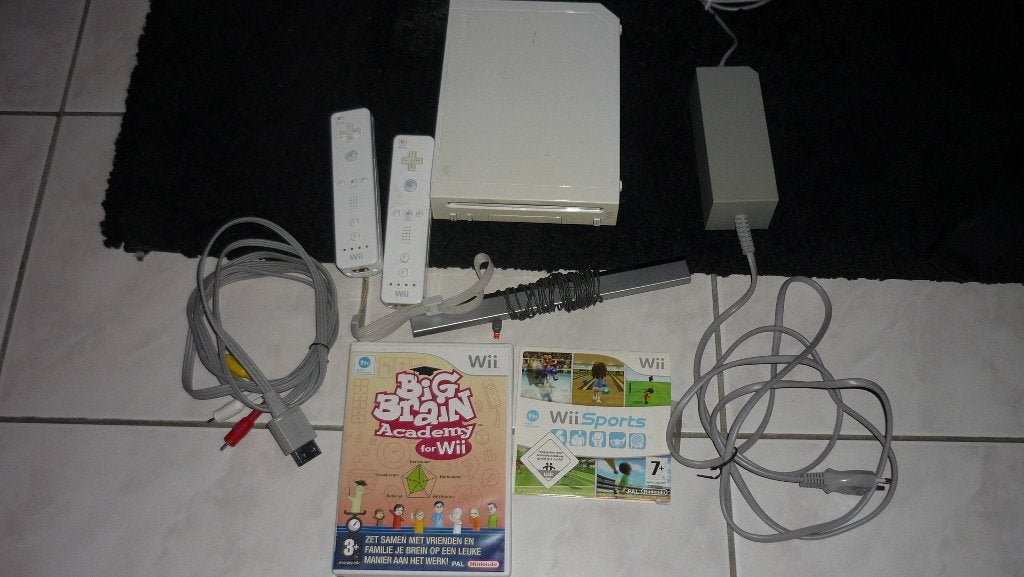 Wii met 2 Controllers Wii sports en Big brain academy, Ophalen of Verzenden, Gebruikt, Met 2 controllers