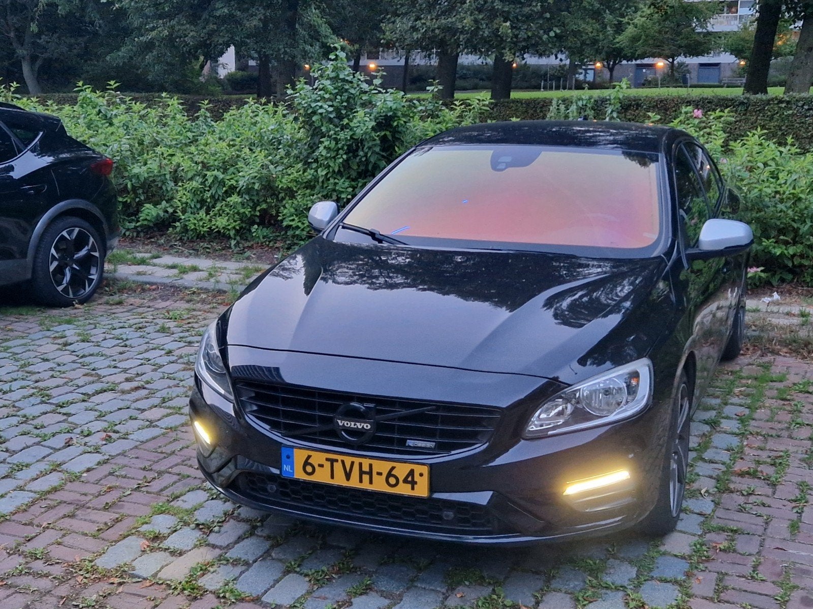 Volvo S60 1.6D Drive R-Design Zwart, Auto's, Voorwielaandrijving, Dealer onderhouden, Zwart, 4 cilinders