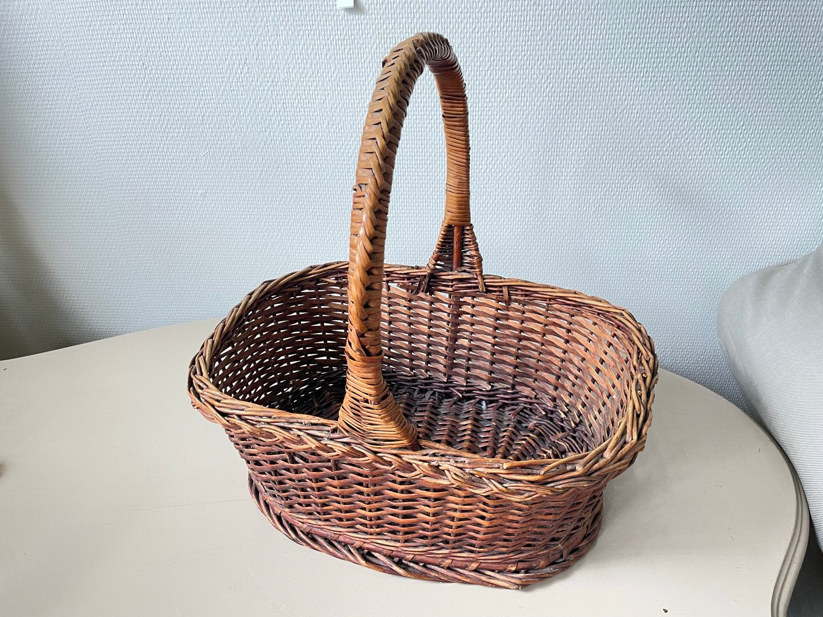 Oude rieten mand met handvat, Huis en Inrichting, Woonaccessoires | Schalen en Manden, Gebruikt, Mand, Ophalen of Verzenden, Riet