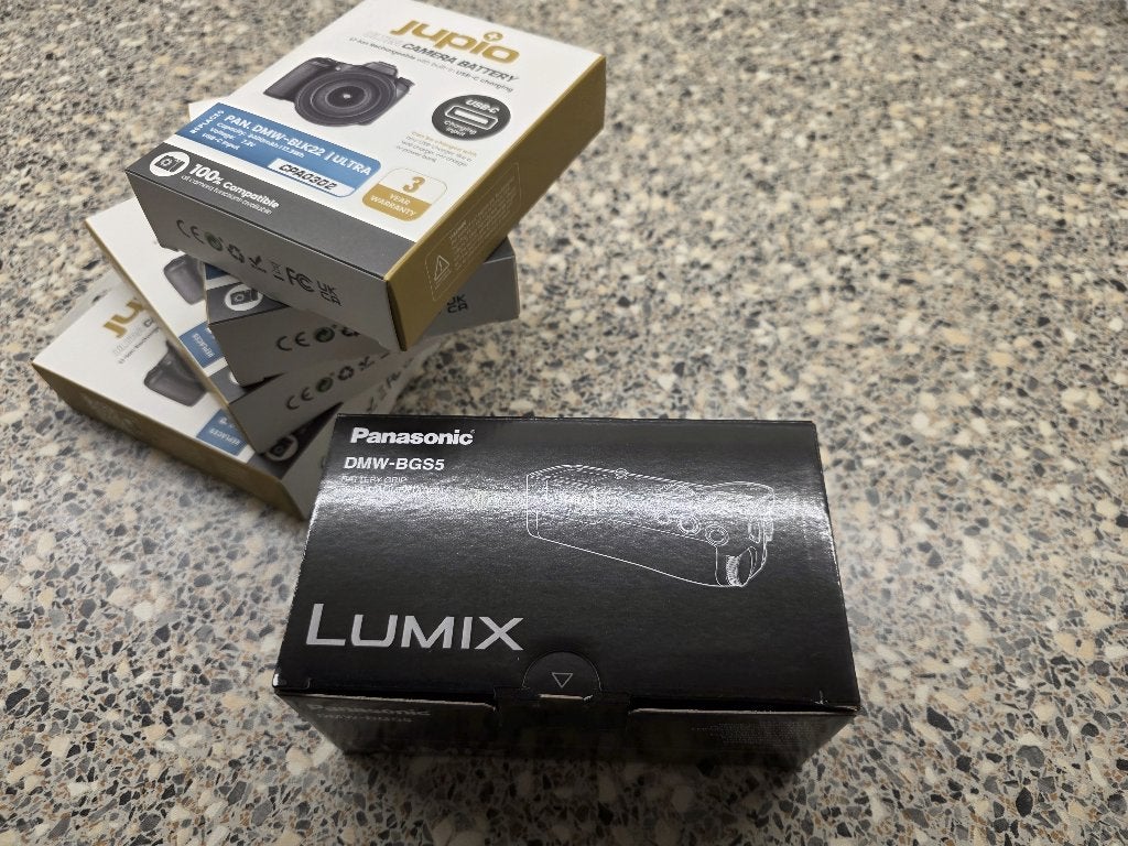 Combideal: 1 Panasonic Lumix Battery Grip +  Jupio Accu's, Ophalen of Verzenden, Nieuw, Panasonic, Batterygrip
