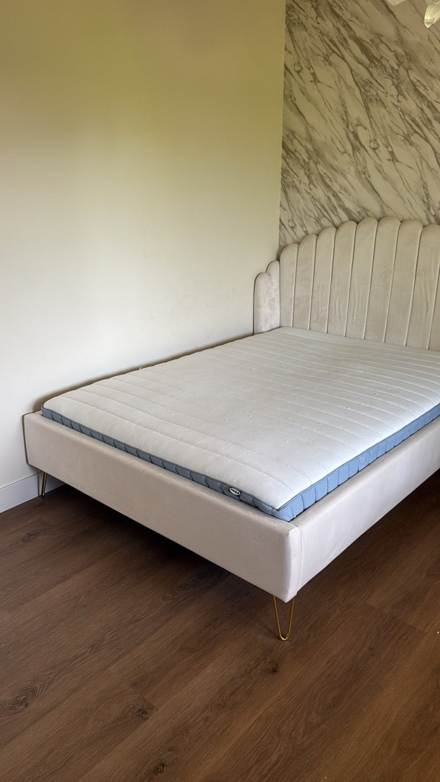 Stijlvol tweepersoonsbed met schelpvormig hoofdeinde, Huis en Inrichting, Slaapkamer | Bedden, Ophalen, Beige, Tweepersoons, 140 cm