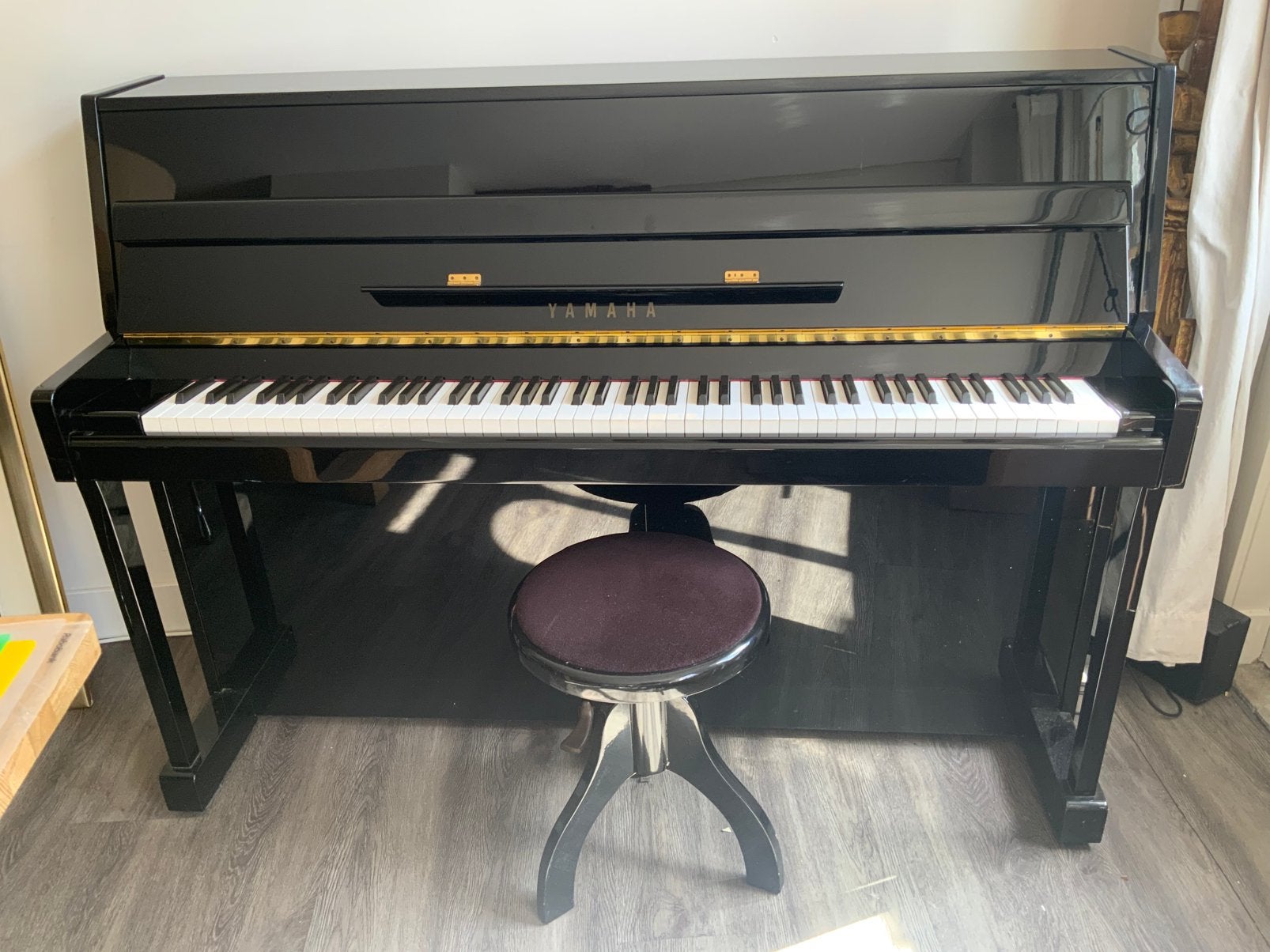 Foto 11 van Yamaha M108T Piano - Weinig Bespeeld, incl. Kruk