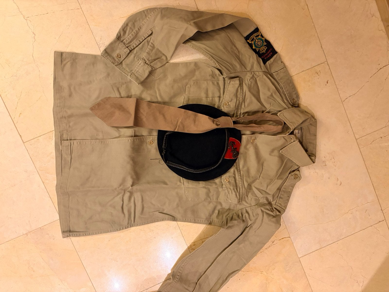 Korps Mariniers bloes en baret en das, Ophalen of Verzenden, Marine, Nederland, Helm of Baret