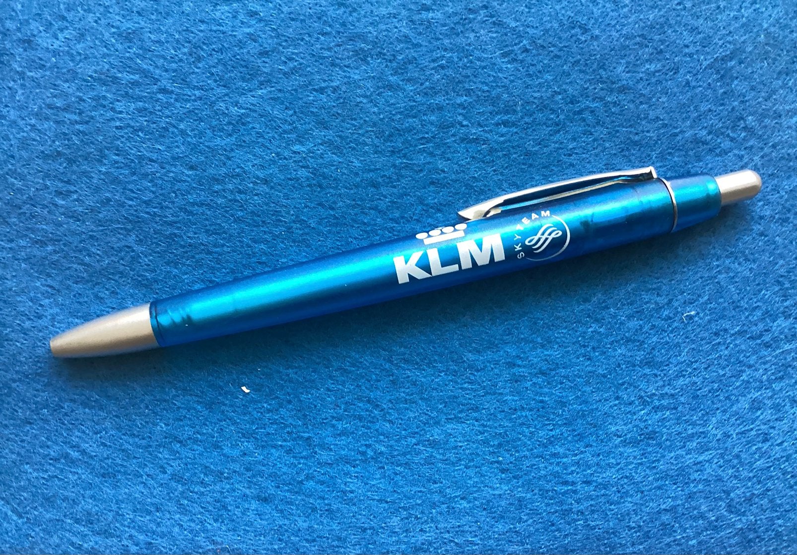KLM SkyTeam Balpen - Blauw met reclame, Verzamelen, Pennenverzamelingen, Nieuw, Balpen, Overige merken, Met reclame, Ophalen of Verzenden