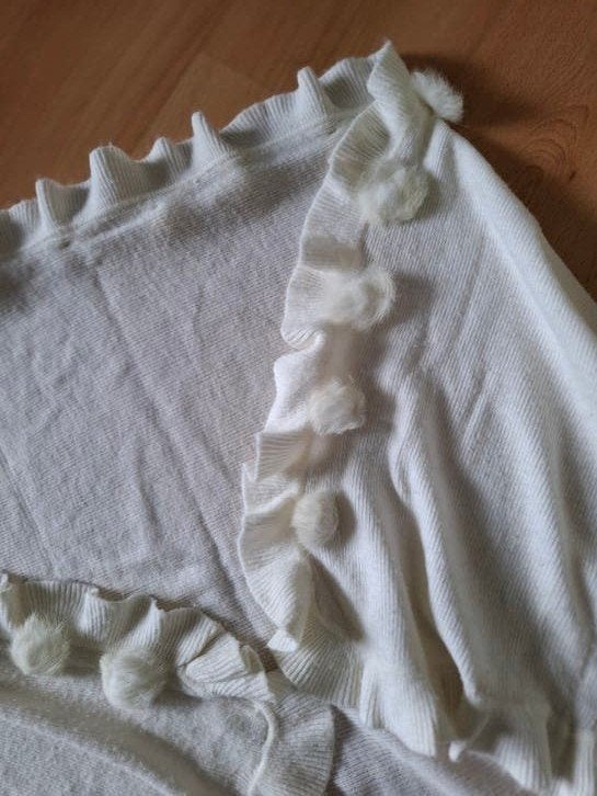Omslagdoek Sjaal Stola Cape. Ecru met pompons., Ophalen of Verzenden, Zo goed als nieuw, Maat 46/48 (XL) of groter, Sjaal