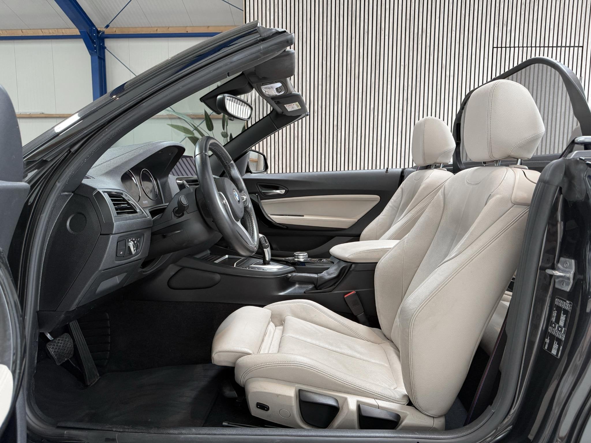 BMW 2-serie Cabrio 218i High Executive M PAKKET - NL AUTO -, Auto's, Automaat, Gebruikt, Cabriolet, 4 stoelen