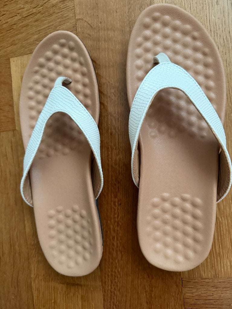 Witte slippers met steunzolen van leer, Kleding | Dames, Slippers, Wit, Nieuw, Ophalen of Verzenden