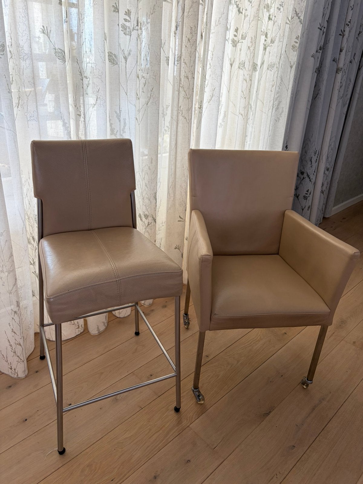 2eetkamerstoelen en 2 barkrukken Bert Plantagie per stuk, Ophalen, Gebruikt, Overige kleuren, Leer