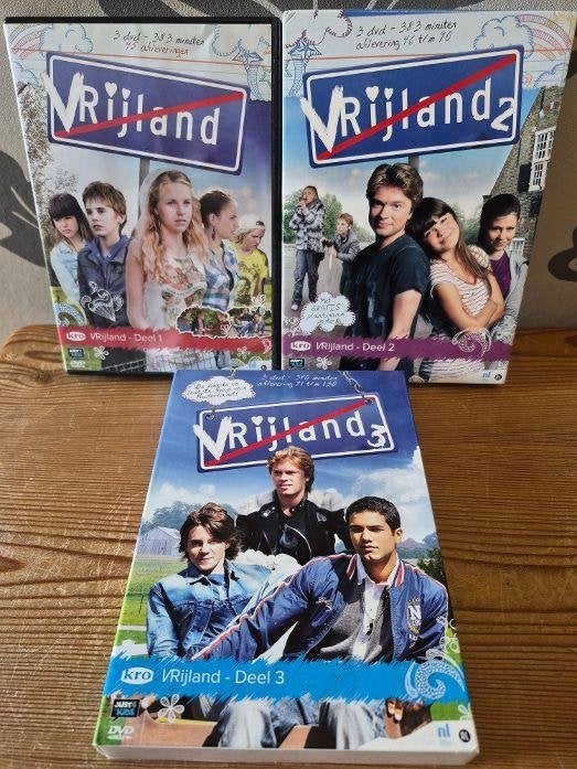 VRIJLAND - DE COMPLETE SERIE DEEL 1 T/M 3 - NIEUWSTAAT., Cd's en Dvd's, Dvd's | Tv en Series, Zo goed als nieuw, Actie en Avontuur