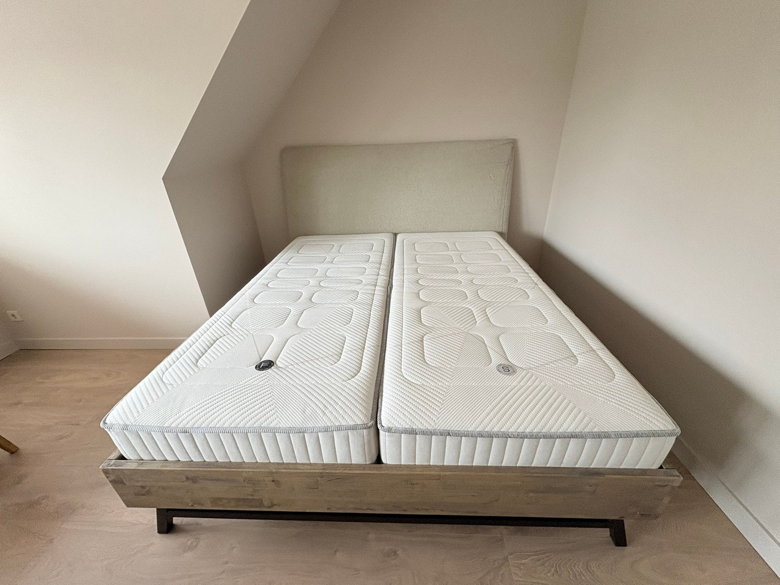Groot tweepersoonsbed Steel & Stocking met Auping bedbodems, 210 cm, Tweepersoons, Ophalen of Verzenden, Zo goed als nieuw