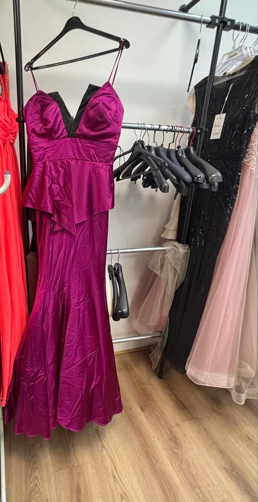 Prachtige paarse galajurk met peplum detail, Ophalen of Verzenden, Zo goed als nieuw