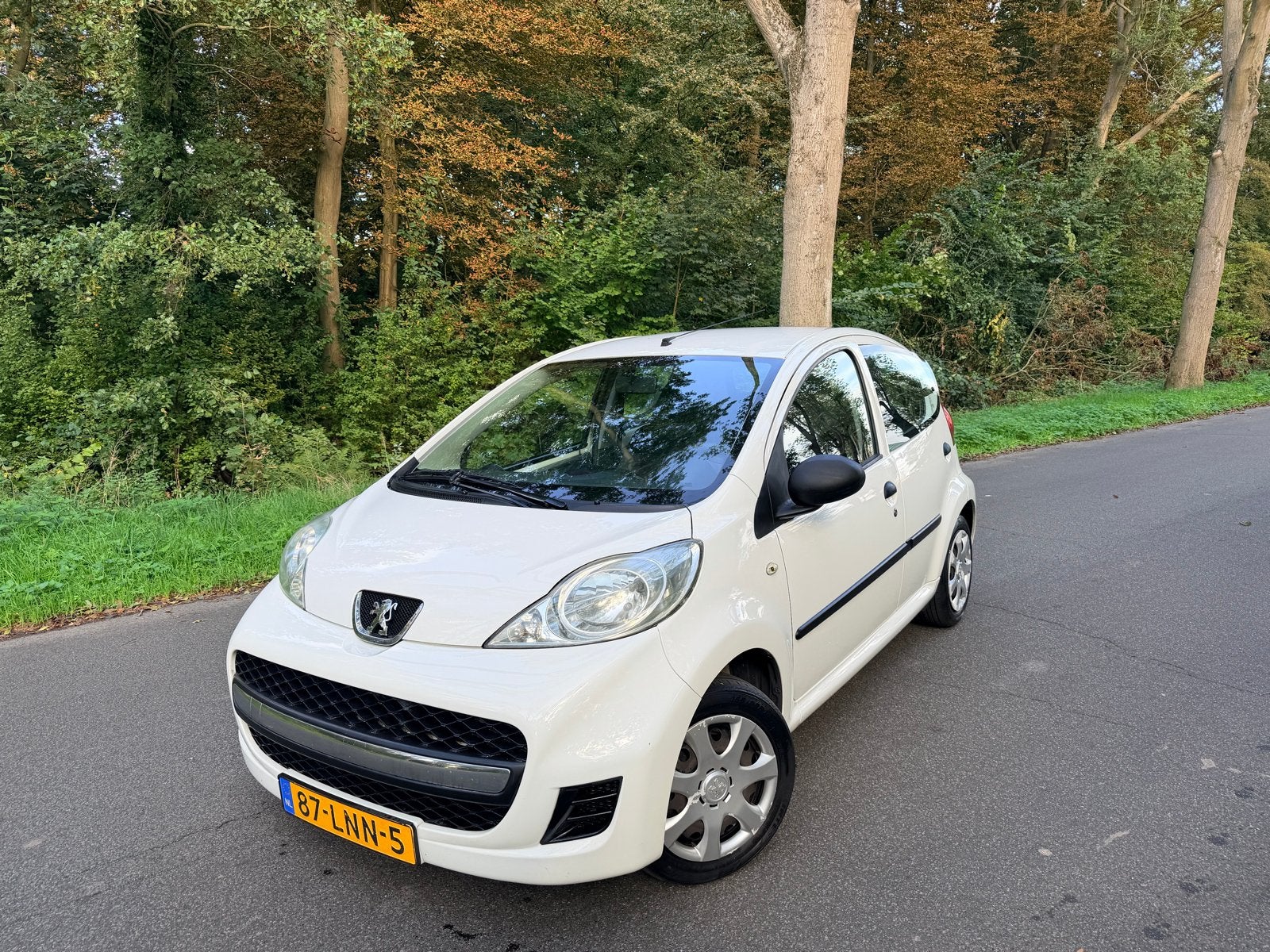 Peugeot 107 1.0 12V 5DR 2010 Wit, Auto's, Voorwielaandrijving, Stof, 4 stoelen, Origineel Nederlands