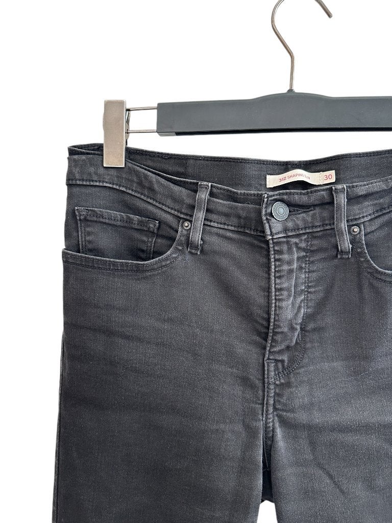 Levi's spijkerbroek 30, Zo goed als nieuw, W30 - W32 (confectie 38/40), Verzenden, Blauw