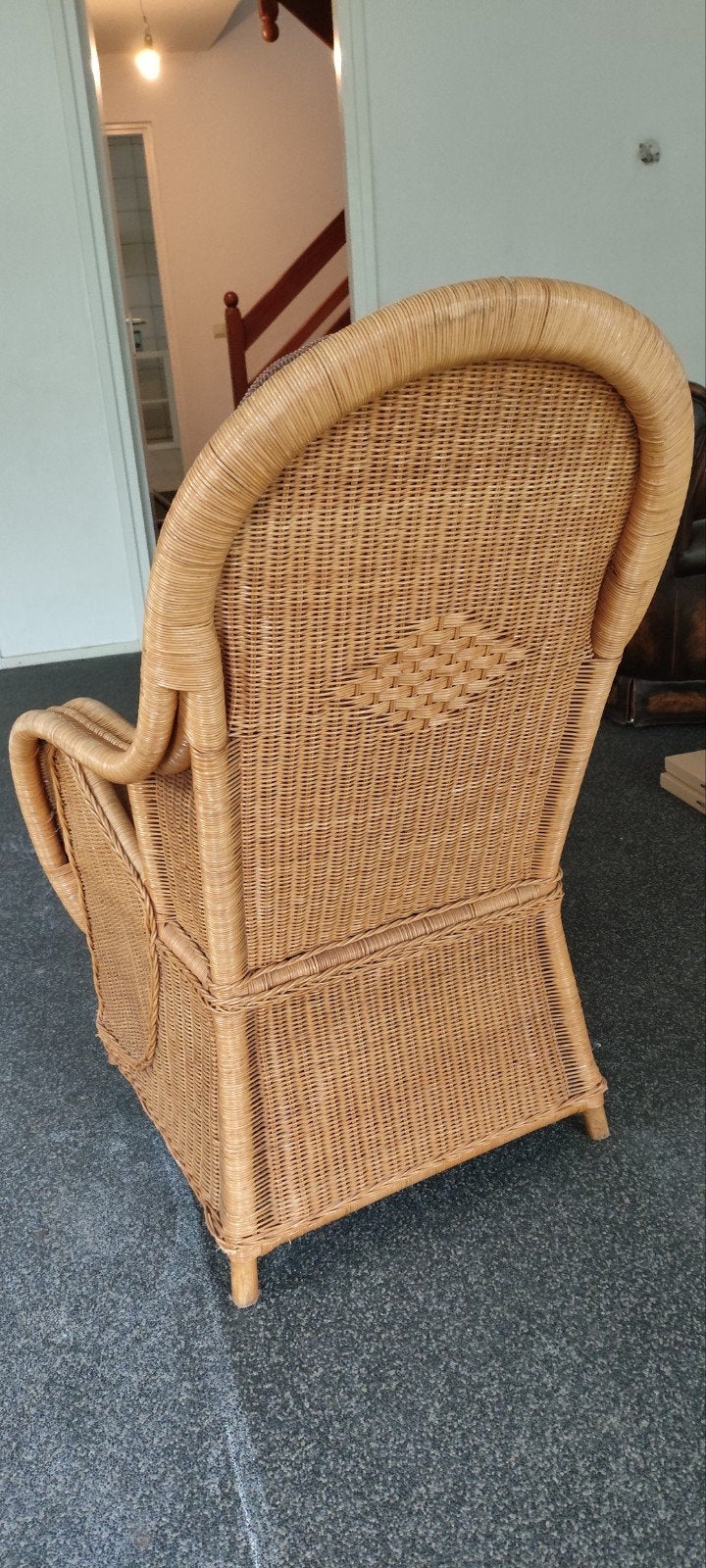 Comfortabele rotan stoel met kussen, Huis en Inrichting, Stoelen, Ophalen, Nieuw, Bruin, Eén