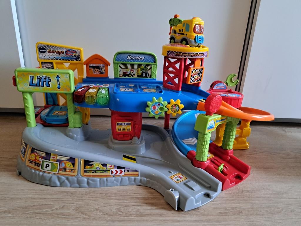 Toet toet autogarage en vliegtuig met extra wegdelen & autos, Ophalen, Zo goed als nieuw