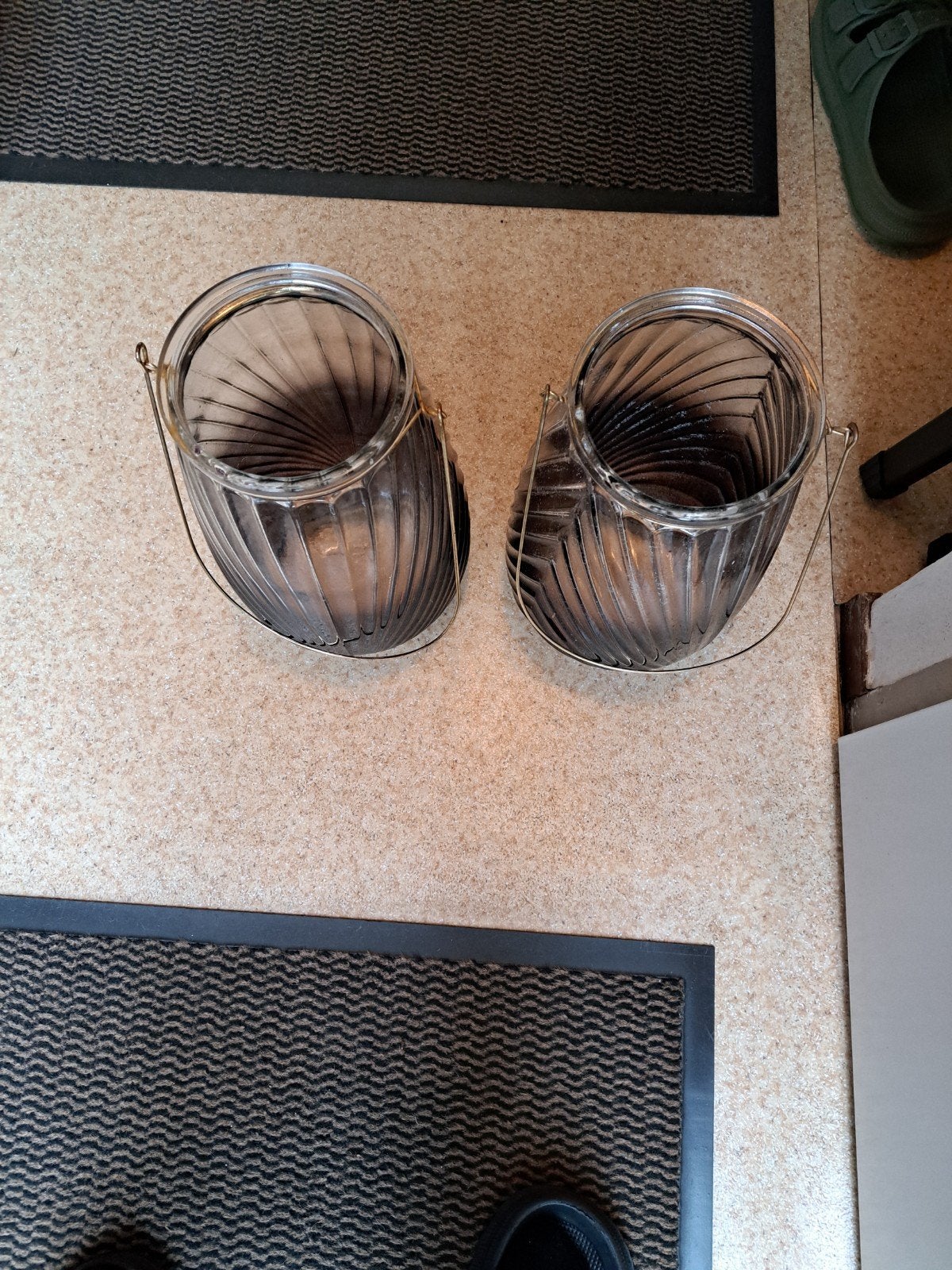 twee glazen potten, Ophalen