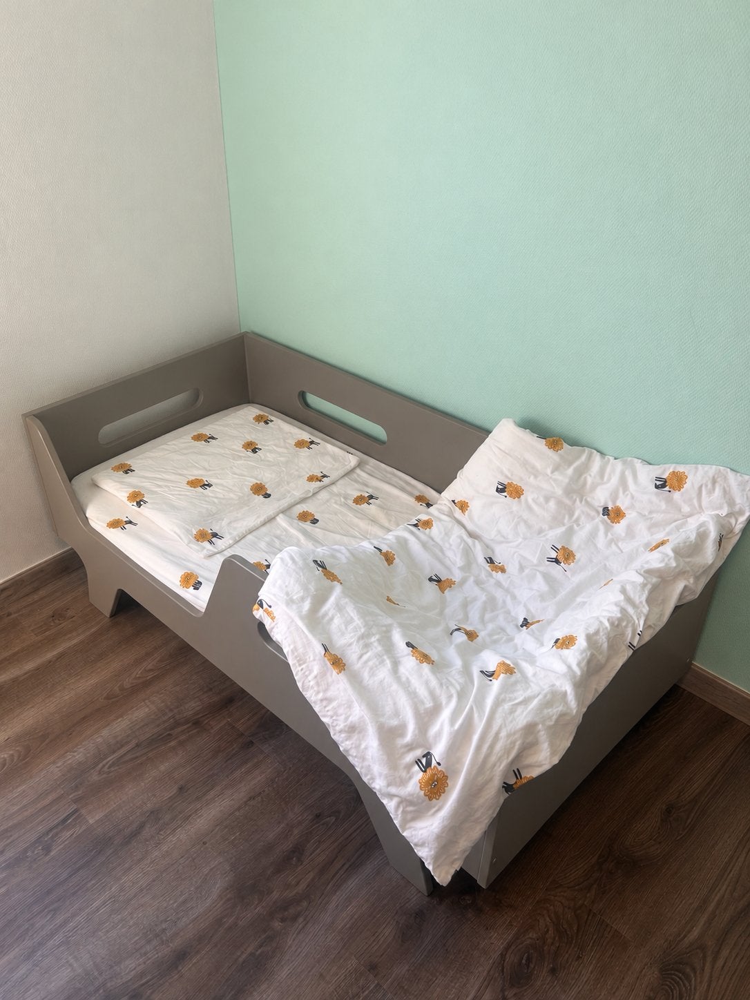 Petite Amélie peuterbed grijs 70x140 inclusief matras, 70 tot 85 cm, 140 tot 160 cm, Zo goed als nieuw, Ophalen