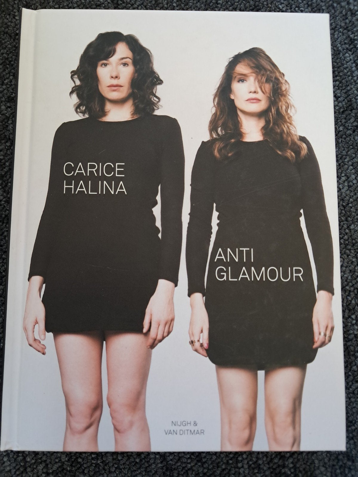 Carice Halina Anti Glamour - Boek, Ophalen of Verzenden, Zo goed als nieuw, Carice van Houten, Halina Reijn, Nederland