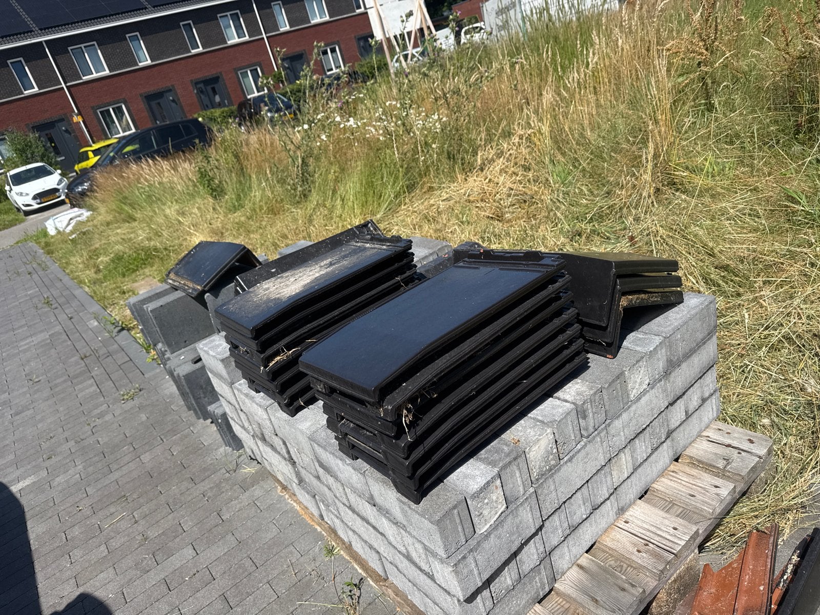 Zwarte dakpannen, type Actua, Ophalen, Steen of Klei, Zwart, Zo goed als nieuw