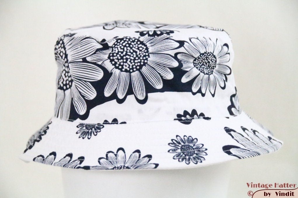 dames Zomerhoed met bloemen wit en donker blauw 57 en 58 new, 56 of 57 cm (M, 7 of 7⅛ inch), Hoed, Hawkins, Nieuw