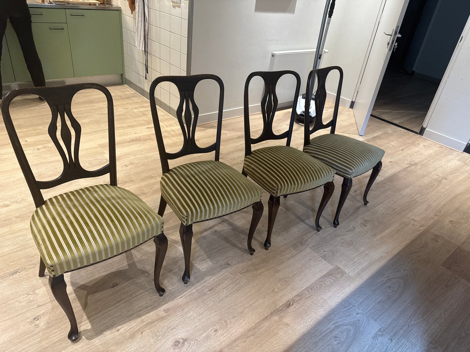 4 klassieke eetkamerstoelen met gestreepte bekleding, Ophalen