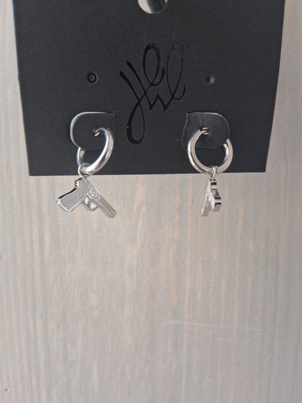 Zilverkleurige oorbellen met pistool en bij hanger, Ophalen of Verzenden