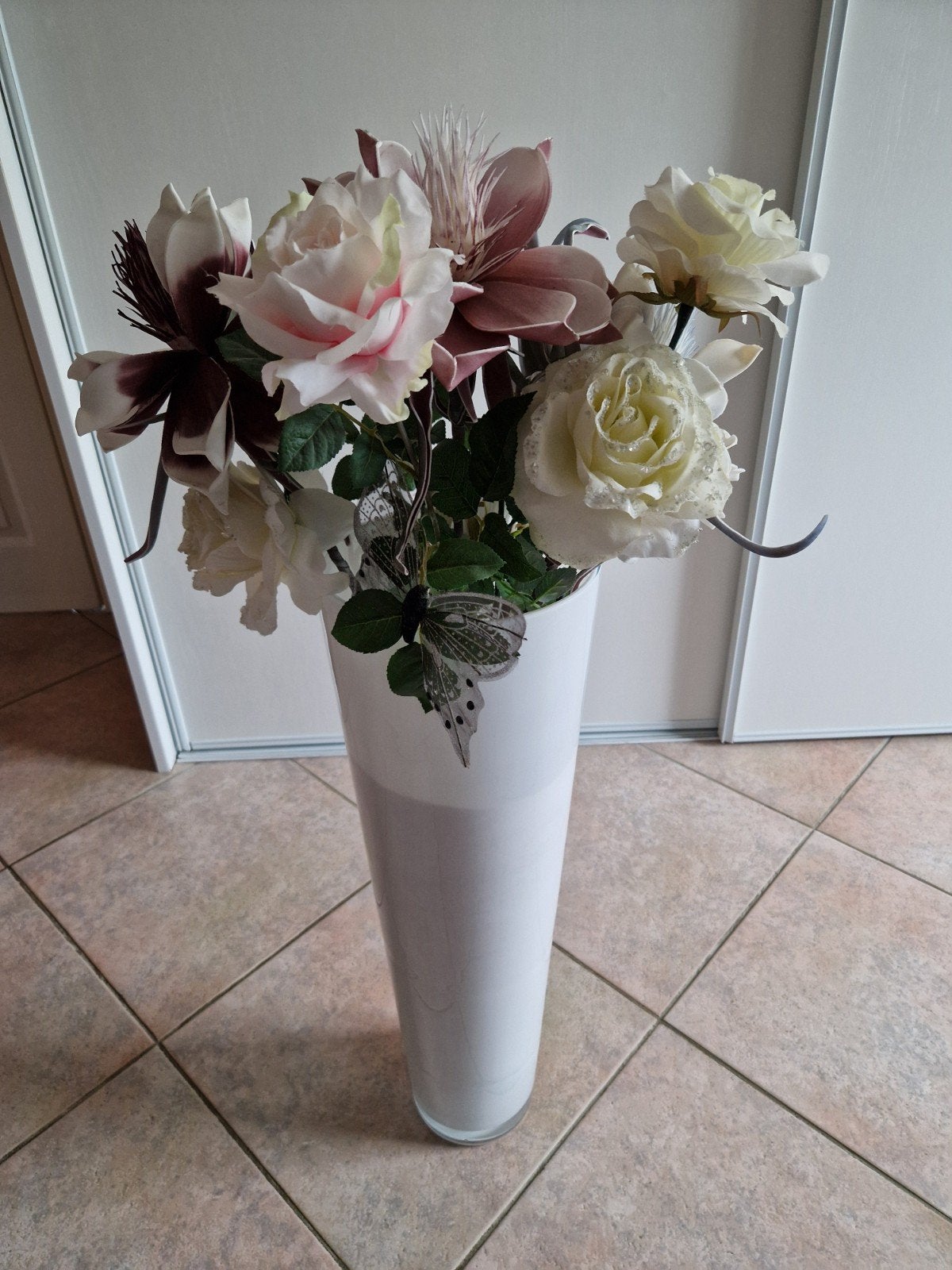 Grote witte glazen vaas met bloemen,  hoogte 95 cm., Ophalen, Zo goed als nieuw