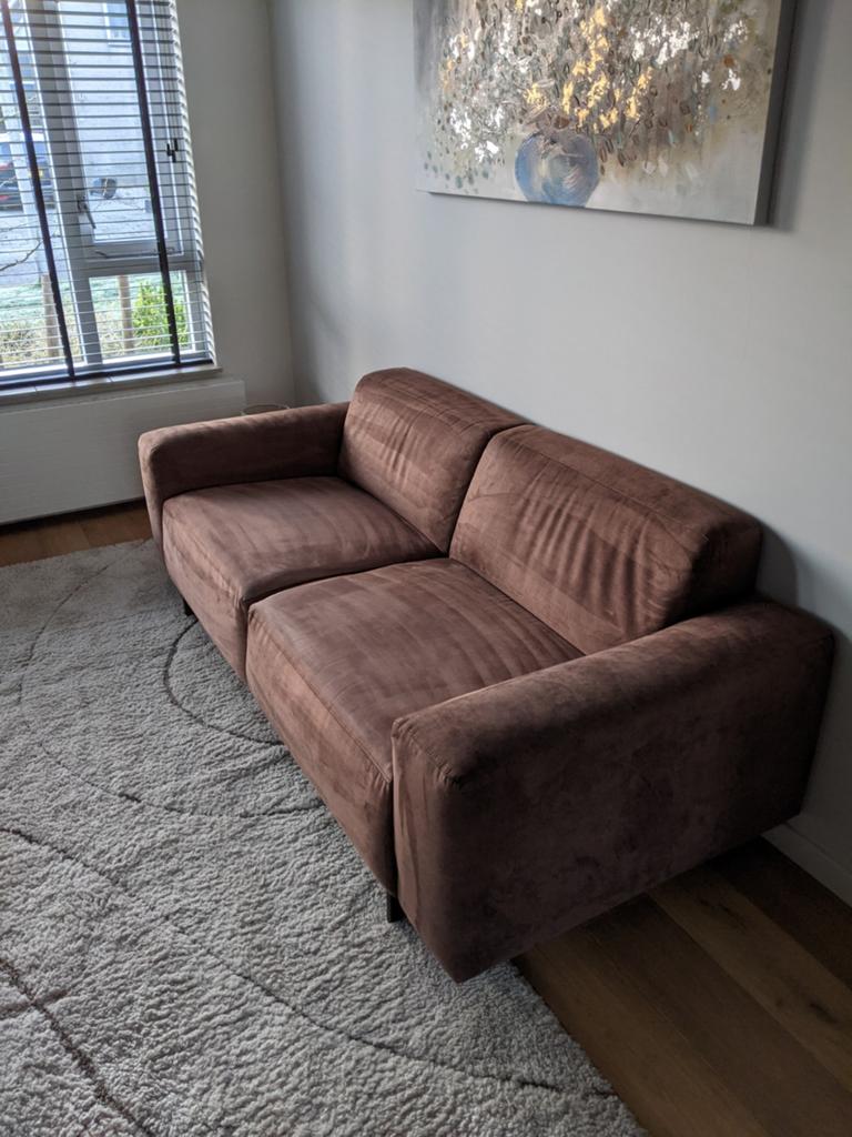 Microleder bruine bank van Inhouse, Huis en Inrichting, Banken | Bankstellen, Gebruikt, Rechte bank, Driepersoons, 200 tot 250 cm