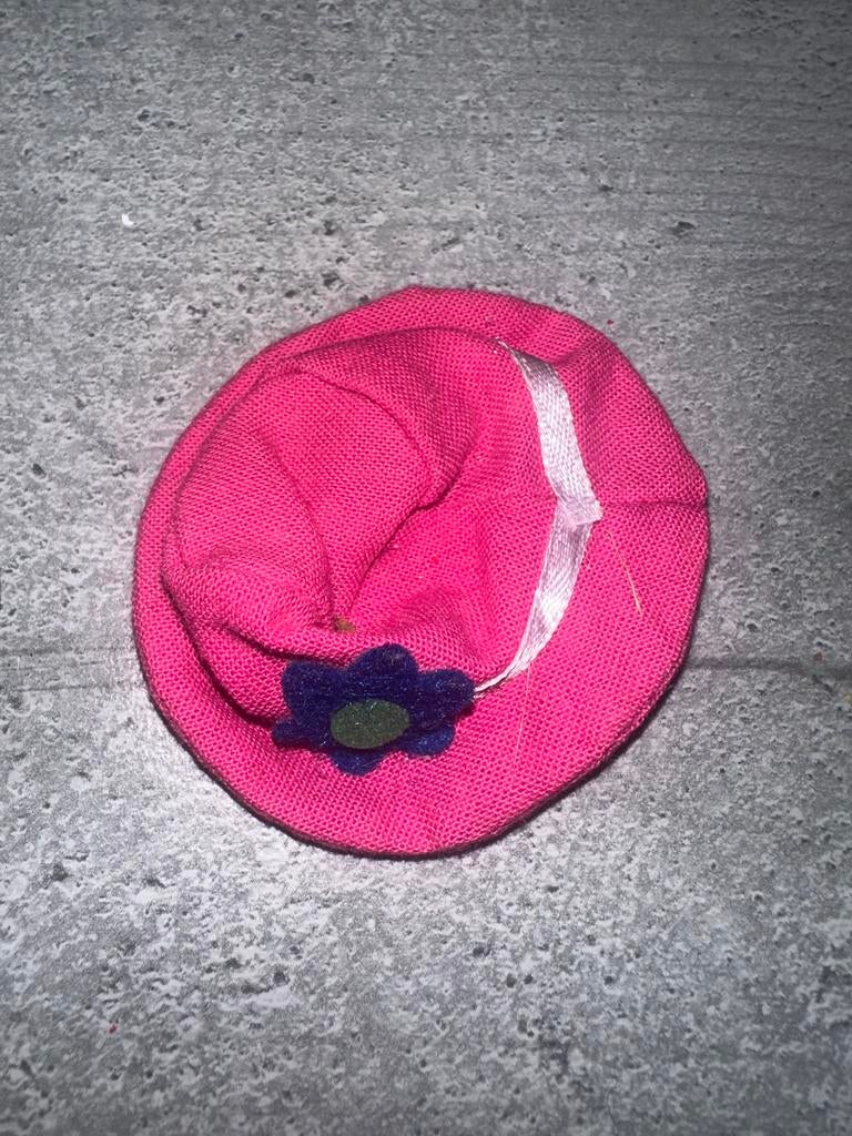 Roze Barbie hoedje met bloem, Verzamelen, Poppen, Ophalen of Verzenden, Gebruikt