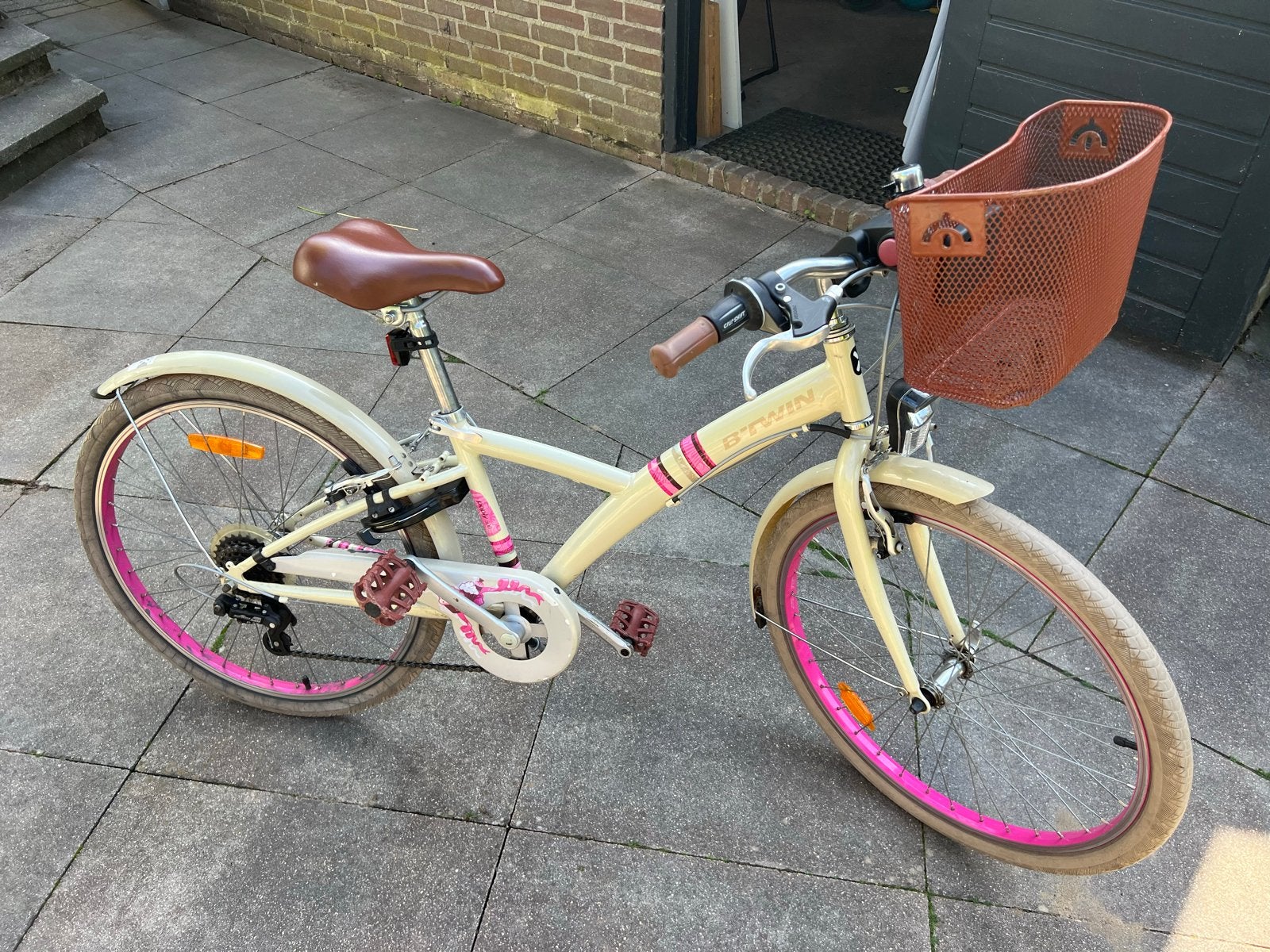 Btwin 24 inch kinderfiets met mandje en versnellingen, Ophalen, Gebruikt, Velgrem, 20 inch of meer