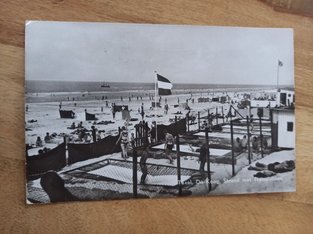 Texel, De Koog Strand met trampolines, Ophalen of Verzenden, 1960 tot 1980, Gelopen, Waddeneilanden