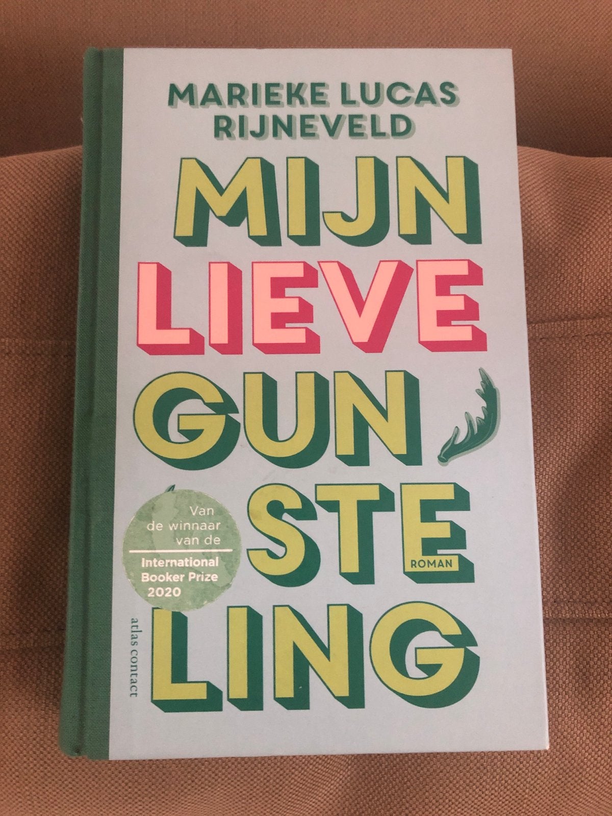 Mijn lieve gunsteling - Marieke Lucas Rijneveld, Ophalen of Verzenden, Zo goed als nieuw, Nederland