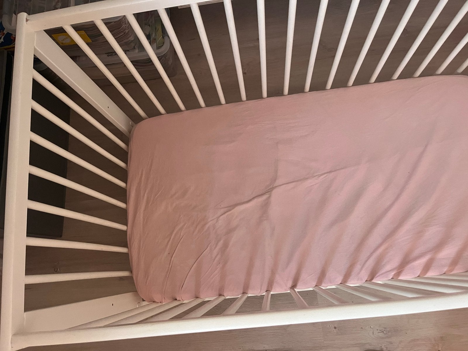 Wit babyledikant met matras en roze hoeslaken, Ophalen, 70 tot 85 cm, 140 tot 160 cm, Zo goed als nieuw