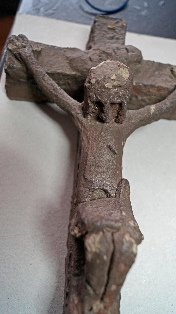 Crucifix - 28 x 17 x 9 cm. - Bodemvondst, Antiek en Kunst, Antiek | Religie, Verzenden